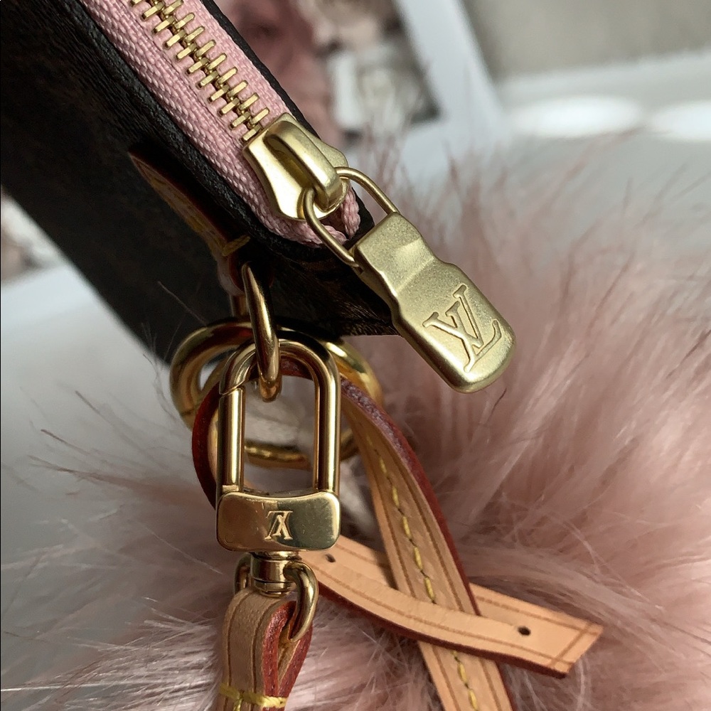 ❗️SOLD❗️Louis Vuitton MM Pouch - Picture 3 of 7